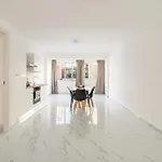 1bdr 4p Flat In Apartment