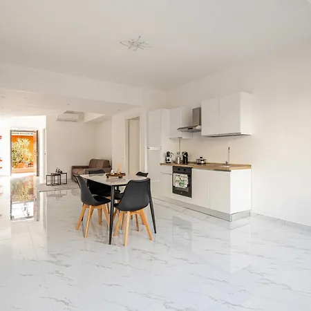 1bdr 4p Flat In