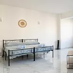 1bdr 4p Flat In *