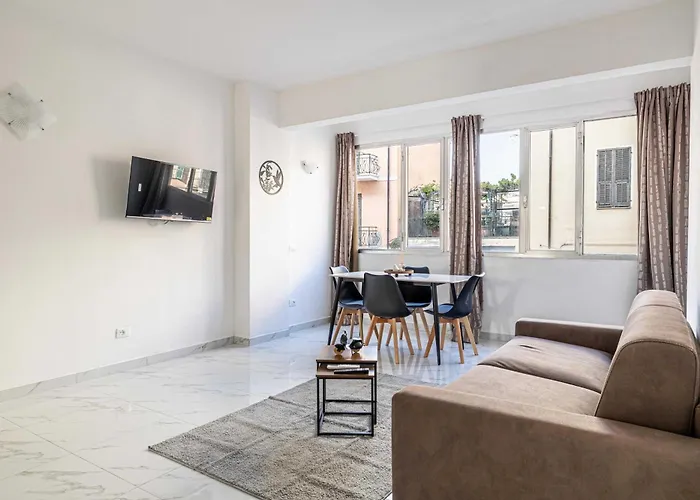 1bdr 4p Flat In *